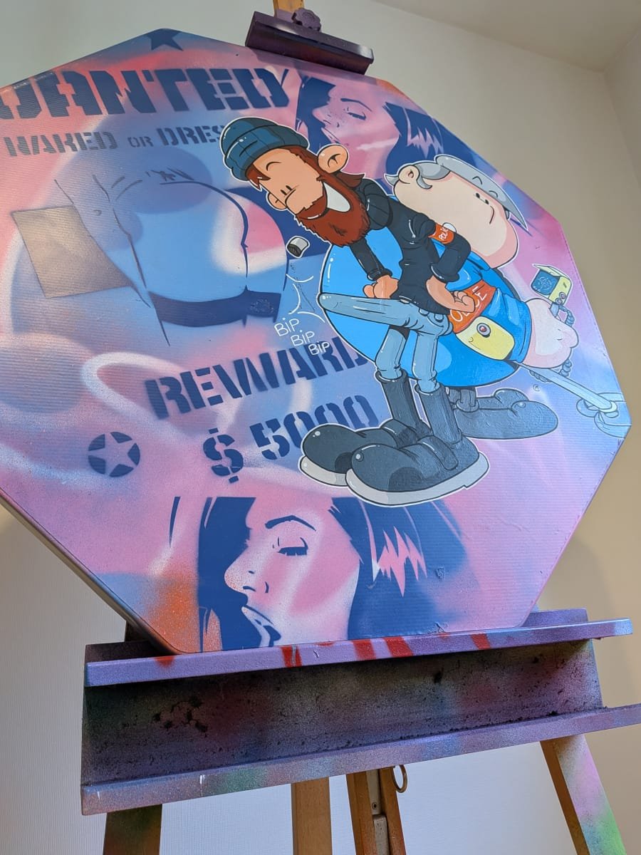 Vue en contre plongée du panneau graffé avec Lapince et Domino en train de rechercher une jeune femme disparue.