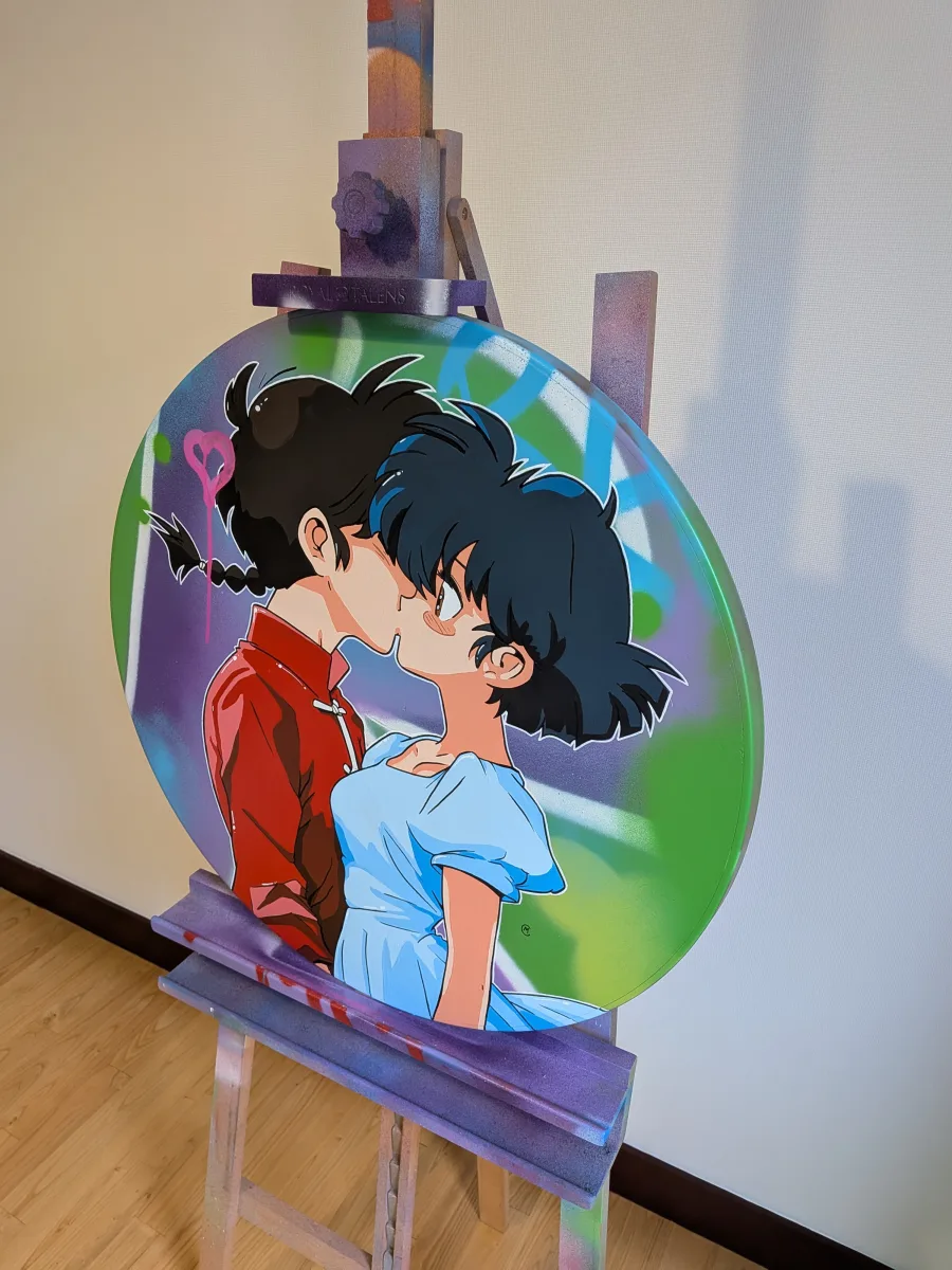 Ranma et Akane s'embrassent dans cette création pop art hyper colorée.