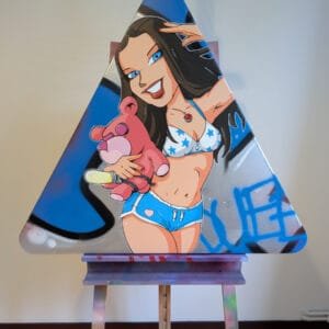 Œuvre originale peinte à la main sur un vrai panneau de signalisation triangulaire métallique « danger ». Kloe Love, pin-up ultra glamour aux longs cheveux noirs, bikini et shorty bleu étoilé, regard malicieux et sourire éclatant, tenant un gros teddy bear rose armé d’un jouet sexy prêt à faire feu. Fond graffiti bleu électrique et gris argent avec tags urbains dynamiques. Mot-clés : pin-up panneau danger, street art pinup sexy, tableau nounours rose, peinture graffiti bikini, pop art pin-up, décoration murale rock glamour, panneau routier custom pinup, œuvre urbaine sexy, art contemporain teddy bear, pièce unique signalisation détournée. Support aluminium d’origine, finitions brillantes, prête à accrocher – un vrai statement sexy et décalé !