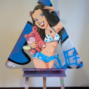 Œuvre originale peinte à la main sur un vrai panneau de signalisation triangulaire métallique « danger ». Kloe Love, pin-up ultra glamour aux longs cheveux noirs, bikini et shorty bleu étoilé, regard malicieux et sourire éclatant, tenant un gros teddy bear rose armé d’un jouet sexy prêt à faire feu. Fond graffiti bleu électrique et gris argent avec tags urbains dynamiques. Mot-clés : pin-up panneau danger, street art pinup sexy, tableau nounours rose, peinture graffiti bikini, pop art pin-up, décoration murale rock glamour, panneau routier custom pinup, œuvre urbaine sexy, art contemporain teddy bear, pièce unique signalisation détournée. Support aluminium d’origine, finitions brillantes, prête à accrocher – un vrai statement sexy et décalé !