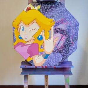 Cette image présente une peinture originale réalisée sur un authentique panneau de signalisation routière métallique à huit côtés (format « stop » recyclé).Princesse Peach (Super Mario) y apparaît en version ultra-pop et rebelle : clin d’œil malicieux, langue tirée et signe « rock » avec la main, vêtue de sa robe rose iconique. Le fond violet profond est couvert de motifs floraux blancs délicats, contrastant avec l’attitude espiègle du personnage et quelques touches de spray rose fluo qui débordent.Le support conserve sa forme et son éclat d’origine, transformant un simple panneau de rue en une œuvre pop-art joyeuse et pleine d’humour. Une pièce unique qui détourne avec audace l’univers Nintendo en décoration murale vitaminée !