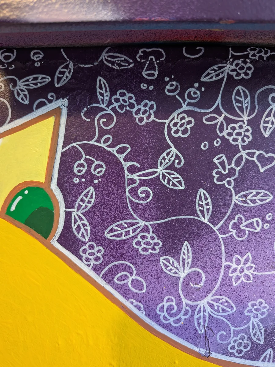 Zoom sur la finesse du fond de cette œuvre unique peinte à la main sur un authentique panneau de signalisation routière octogonal. La dentelle florale blanche ultra-détaillée (fleurs, feuilles, arabesques délicates) est entièrement réalisée au posca et à la bombe sur un violet profond texturé, créant un contraste élégant et romantique avec l’attitude rock’n’roll de Peach. Effet « lingerie chic » sur métal brut : motif dentelle victorienne revisitée en mode street-art. Mots-clés : dentelle florale peinture, détail dentelle street art, panneau stop custom Peach, tableau Nintendo dentelle, art pop geek dentelle blanche, décoration murale gaming chic, œuvre originale sur panneau routier. Pièce collector 100 % unique.