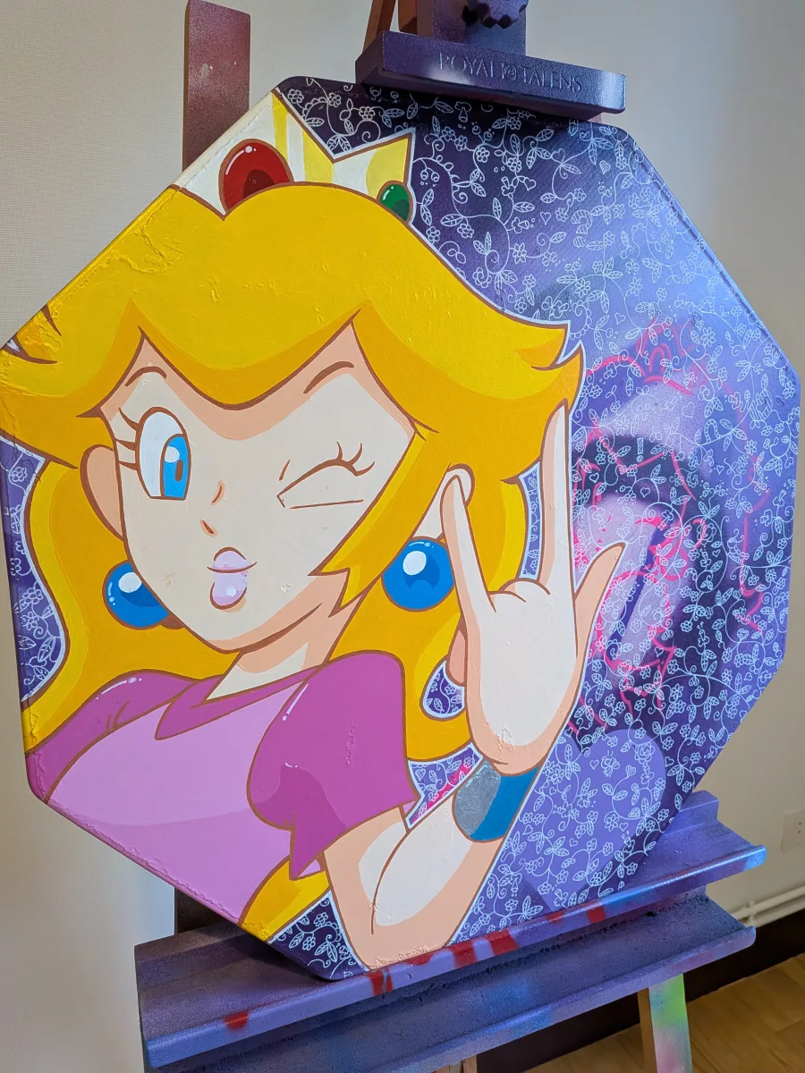Œuvre unique sur authentique panneau de signalisation octogonal « STOP » en métal (60 cm). Princesse Peach en mode punk (clin d’œil + cornes rock) domine un fond violet sombre recouvert d’une dentelle florale blanche ultra-fine semi-transparente qui laisse volontairement apparaître un graffiti rose fluo sauvage en sous-couche, créant un effet de profondeur et de superposition hypnotisant : la délicatesse victorienne se déchire pour révéler l’énergie brute du street-art. Mot-clés : panneau stop Peach, dentelle transparente street art, graffiti sous dentelle, Princesse Peach rock, tableau Nintendo dentelle, pop art gaming, décoration geek dentelle, œuvre originale panneau routier, superposition dentelle graffiti, tableau Mario custom. Pièce 100 % artisanale, finitions premium, prête à accrocher – un vrai statement mural !