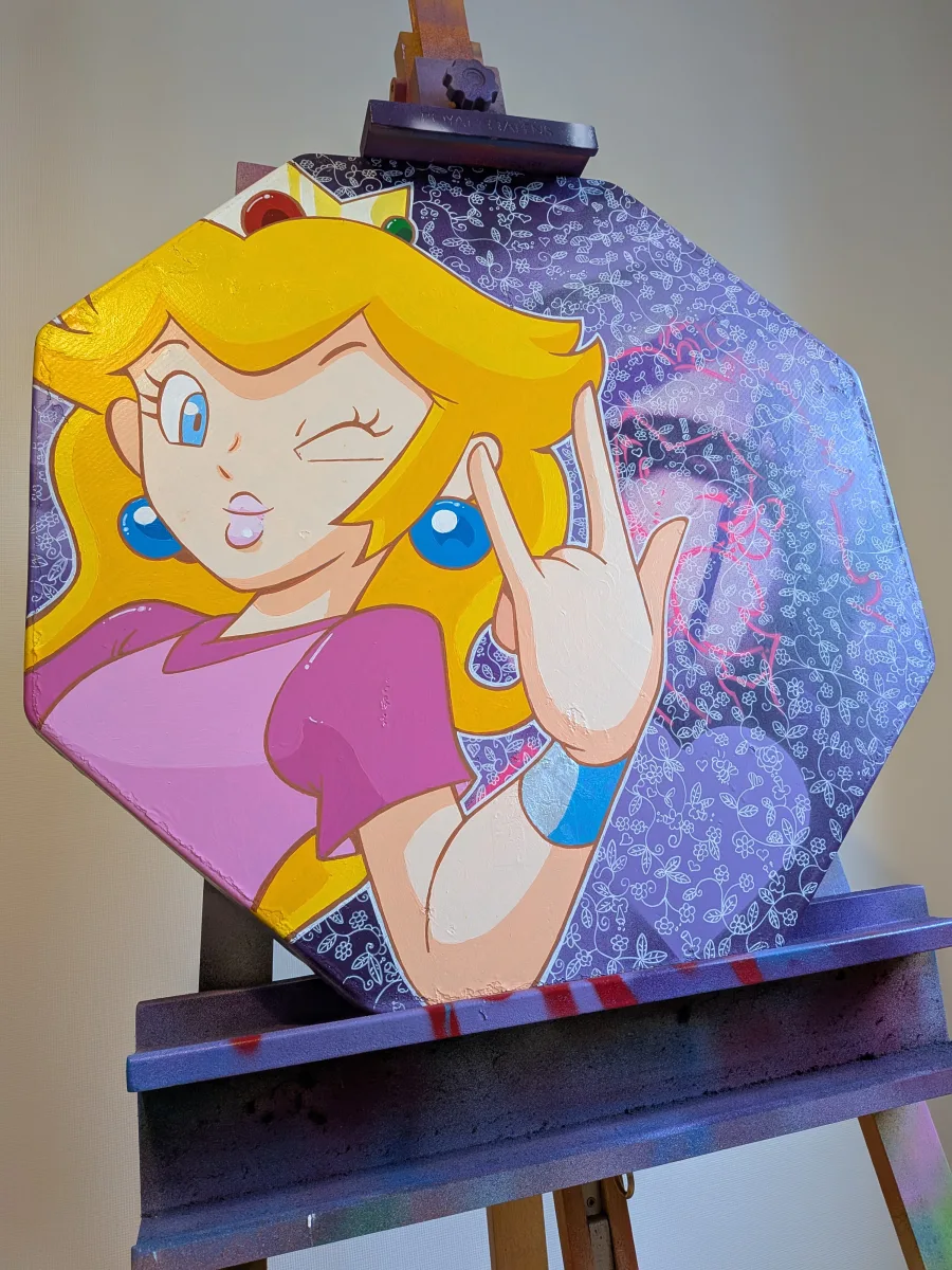 Œuvre unique sur authentique panneau de signalisation octogonal « STOP » en métal (60 cm). Princesse Peach en mode punk (clin d’œil + cornes rock) domine un fond violet sombre recouvert d’une dentelle florale blanche ultra-fine semi-transparente qui laisse volontairement apparaître un graffiti rose fluo sauvage en sous-couche, créant un effet de profondeur et de superposition hypnotisant : la délicatesse victorienne se déchire pour révéler l’énergie brute du street-art. Mot-clés : panneau stop Peach, dentelle transparente street art, graffiti sous dentelle, Princesse Peach rock, tableau Nintendo dentelle, pop art gaming, décoration geek dentelle, œuvre originale panneau routier, superposition dentelle graffiti, tableau Mario custom. Pièce 100 % artisanale, finitions premium, prête à accrocher – un vrai statement mural !