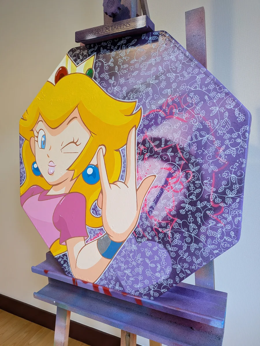 Œuvre unique sur authentique panneau de signalisation octogonal « STOP » en métal (60 cm). Princesse Peach en mode punk (clin d’œil + cornes rock) domine un fond violet sombre recouvert d’une dentelle florale blanche ultra-fine semi-transparente qui laisse volontairement apparaître un graffiti rose fluo sauvage en sous-couche, créant un effet de profondeur et de superposition hypnotisant : la délicatesse victorienne se déchire pour révéler l’énergie brute du street-art. Mot-clés : panneau stop Peach, dentelle transparente street art, graffiti sous dentelle, Princesse Peach rock, tableau Nintendo dentelle, pop art gaming, décoration geek dentelle, œuvre originale panneau routier, superposition dentelle graffiti, tableau Mario custom. Pièce 100 % artisanale, finitions premium, prête à accrocher – un vrai statement mural !