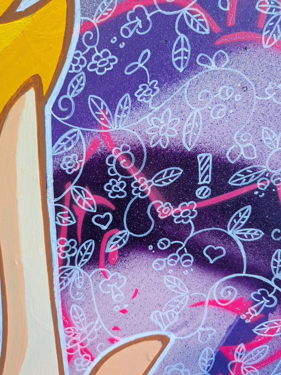 Zoom ultra-précis sur la dentelle florale blanche entièrement réalisée au pinceau fin trait par trait (aucun pochoir) sur cette peinture unique exécutée sur un vrai panneau de signalisation octogonal en aluminium. Chaque fleur, feuille, arabesque et petit cœur est dessiné à la main avec une précision d’orfèvre, créant une dentelle aérienne et délicate qui contraste avec le fond violet spray et les éclats de graffiti rose fluo visibles en transparence. Mot-clés : dentelle au pinceau, dentelle peinte main, détail dentelle fine, peinture panneau stop Peach, street art dentelle blanche, œuvre Nintendo handmade, tableau gaming dentelle, pop art floral pinceau, décoration geek luxe, tableau Mario dentelle artisanale. Technique 100 % manuelle, finesse exceptionnelle, pièce collector pour amateurs d’art délicat et pop culture !