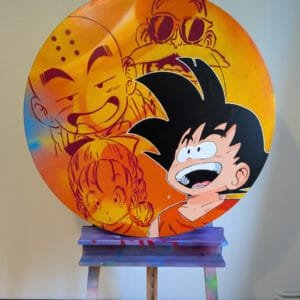 Œuvre street-art circulaire spectaculaire peinte sur un authentique panneau de signalisation routière rond : hommage pop et explosif à Dragon Ball avec un jeune Son Goku enfant en premier plan, bouche grande ouverte dans un cri légendaire, entouré des silhouettes au pochoir de Krilin, Tortue Géniale et Bulma. Fond dégradé orange-jaune solaire réalisé à la bombe avec effets aérosol et paillettes, contours noirs ultra-précis et touches de bleu électrique en bas pour le contraste. Format parfait, énergie manga 90’s et vibe rétro-gaming immédiate : pièce collector idéale pour chambre d’ado, salle de jeux ou collection manga. Dragon Ball street art panneau rond, Goku enfant peinture signalisation, Krilin Tortue Géniale Bulma pop art, tableau circulaire Dragon Ball Z, street art manga bombe aérosol, déco geek Dragon Ball 2025, œuvre originale DBZ sur panneau routier
