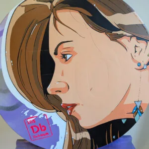 Œuvre street-art ronde sur panneau signalétique authentique : portrait pop-art sensuel d’une pin-up, Dorothy Black, brune aux lèvres rouges pulpeuses et regard de profil, style BD ultra-graphique avec contours noirs parfaits. Clin d’œil génial, la pastille rouge de l’élément chimique DUBNIUM (Db 105) du tableau périodique est intégrée comme un bijou sur son cou. Fond violet métallique avec coulures blanches, finition glossy et format circulaire idéal pour une déco contemporaine. pin-up street art dubnium Db 105, portrait pop art femme tableau périodique, œuvre ronde signalisation routière sexy, art urbain élément chimique 105, peinture contemporaine pin-up Db, déco murale pop art dubnium 2025