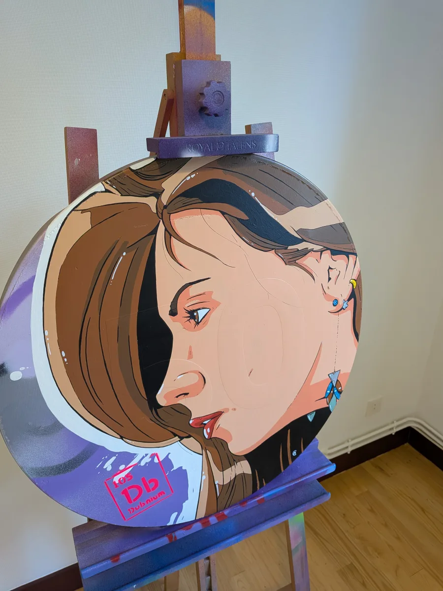 Œuvre pop-art circulaire explosive sur panneau de signalisation routière : portrait de pin-up brune en style Roy Lichtenstein revisité, contours noirs ultra-épais, aplats parfaits, lèvres rouge vif glossy et regard de trois-quarts hyper-graphique. La pastille rouge Dubnium (Db 105) du tableau périodique devient un bijou pop intégré au cou. Fond violet métallique saturé, reflets brillants et format rond iconique : pur concentré de pop art contemporain sexy et audacieux. pop art pin-up panneau rond, portrait, dubnium 105, street art pop femme sexy, tableau circulaire pop art Db, œuvre signalétique pop 2025, peinture pop art urbaine pin-up