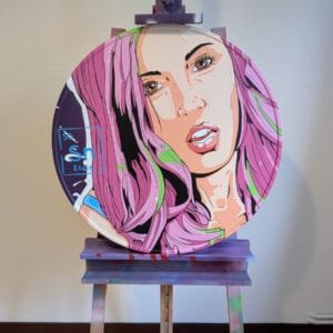 Œuvre street-art sensuelle et vibrante peinte sur un authentique panneau de signalisation routière circulaire : portrait pop-art XXL de l’actrice adulte Samantha Saint, cheveux rose-violet fluo, regard perçant et lèvres pulpeuses ultra-glossy. Style bande-dessinée moderne, contours noirs épais, couleurs acidulées et coulures de peinture qui débordent sur le panneau. Détournement audacieux et sexy d’un objet du quotidien en toile contemporaine érotique. Samantha Saint street art, portrait Samantha Saint sur panneau signalétique, art urbain érotique 50 km/h, pop art actrice adulte, peinture contemporaine Samantha Saint, panneau routier détourné sexy, graffiti pin-up 2025