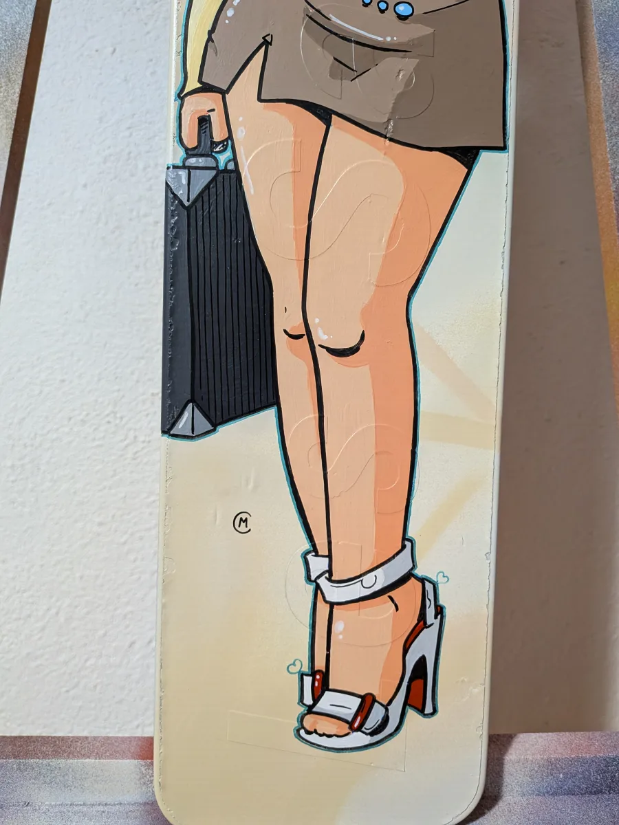 Gros plan sur la jupe fendue de Circé Love. On aperçoit les détails et la finesse de la peinture.
