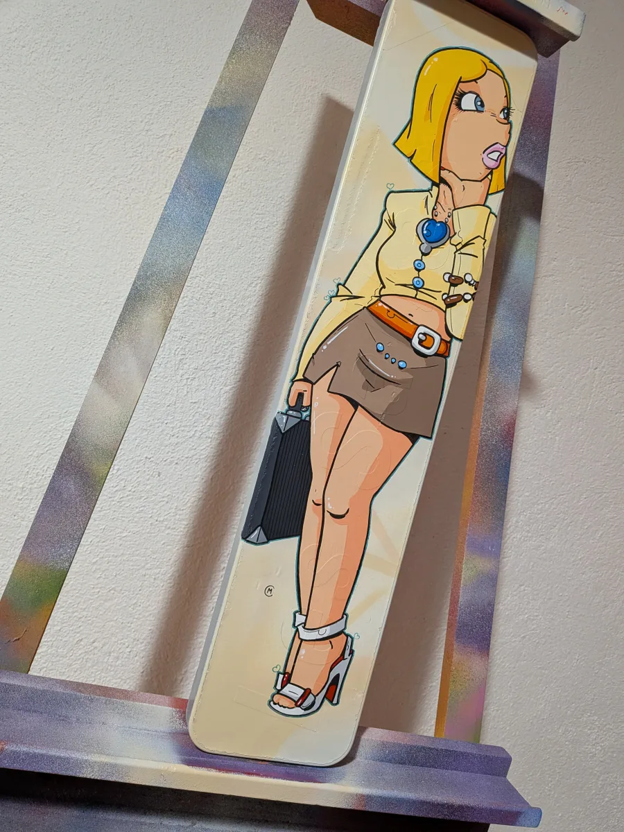 Vue globale du panneau avec une peinture du personnage de Circé Love dessus. Elle est habillée en working girl et porte un attaché case.