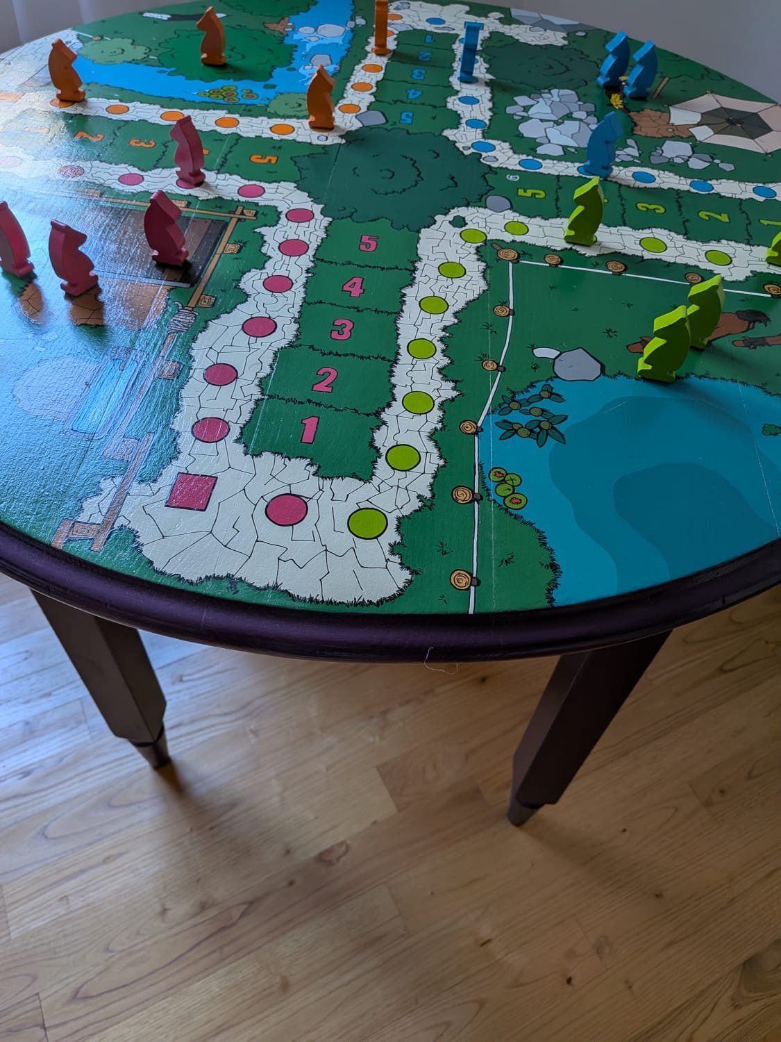 La partie basse de la table est entièrement peinte en violet foncé afin de faire ressortir la plateau coloré.