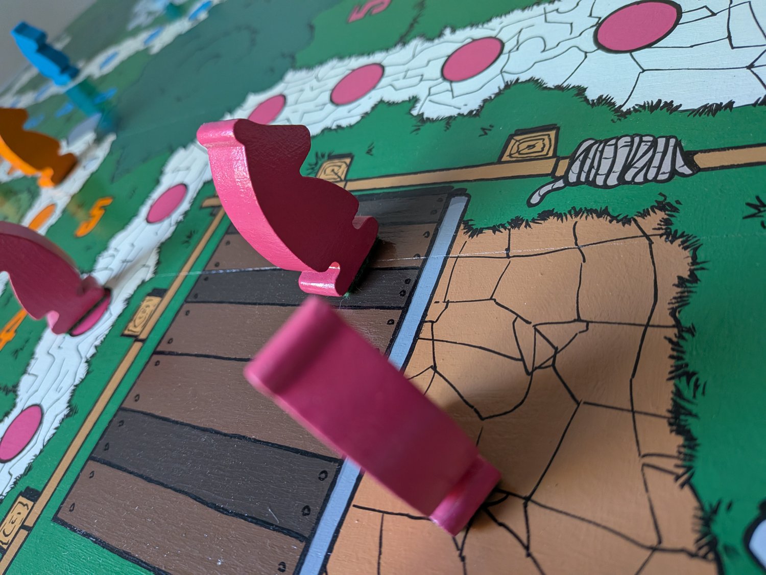 Gros plan sur les jetons en bois peints à la main pour jouer au jeu des petits chevaux.